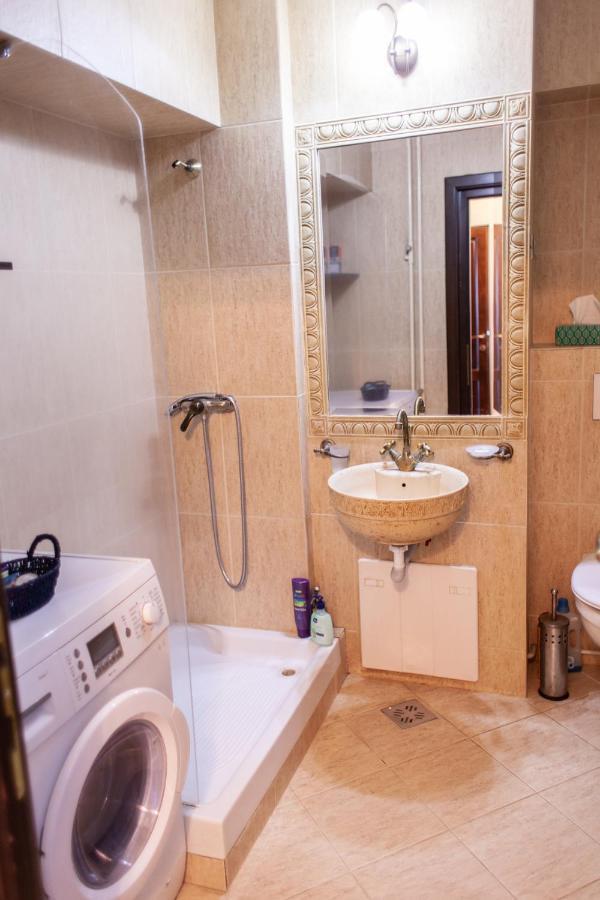 Spacious Apartment In City Centre Iasi Exterior foto